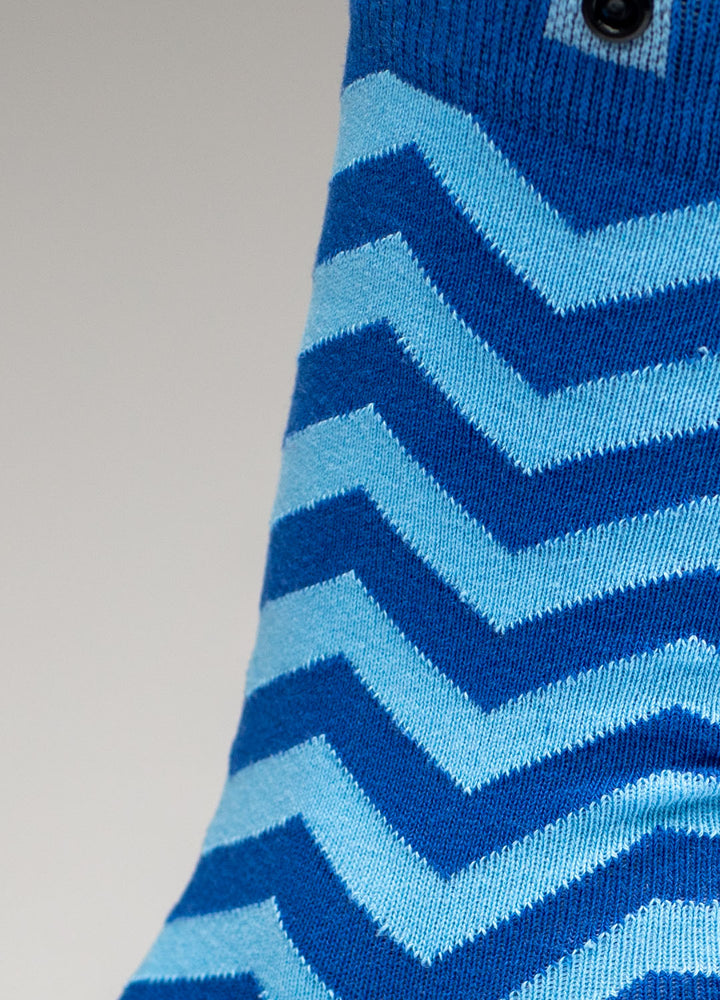 Blå strømper med gul hæl og tå med knap