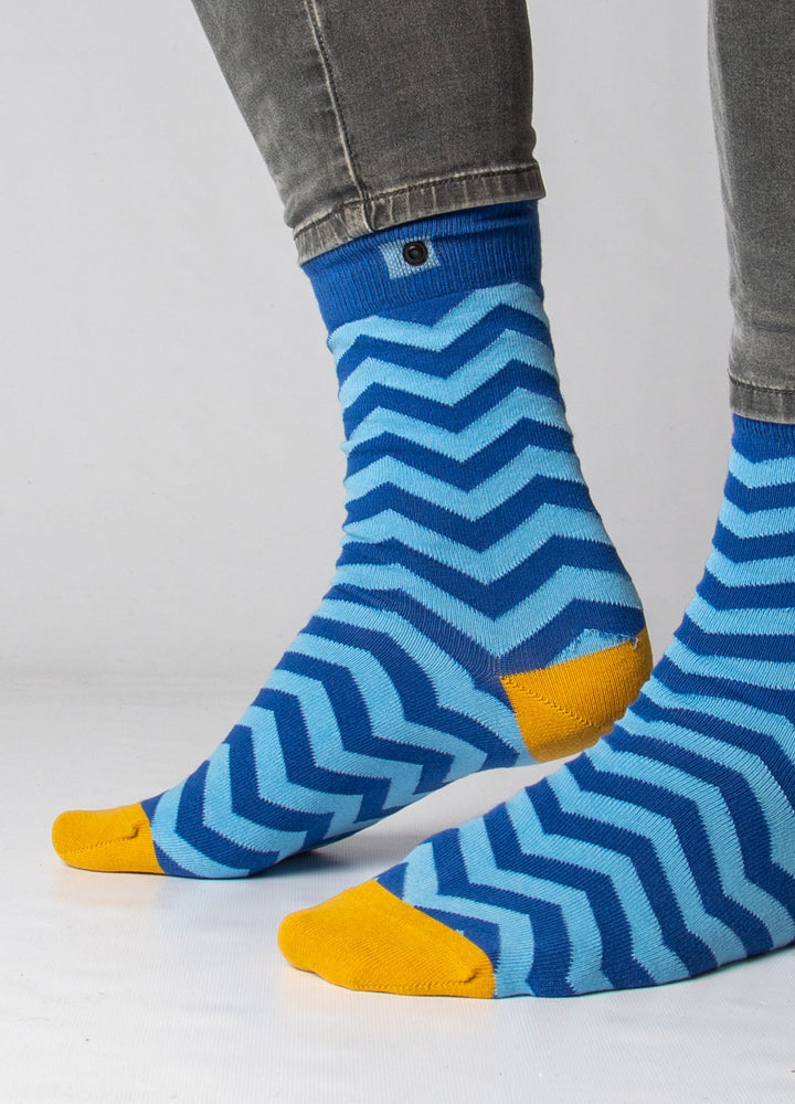 Blå strømper med gul hæl og tå 1