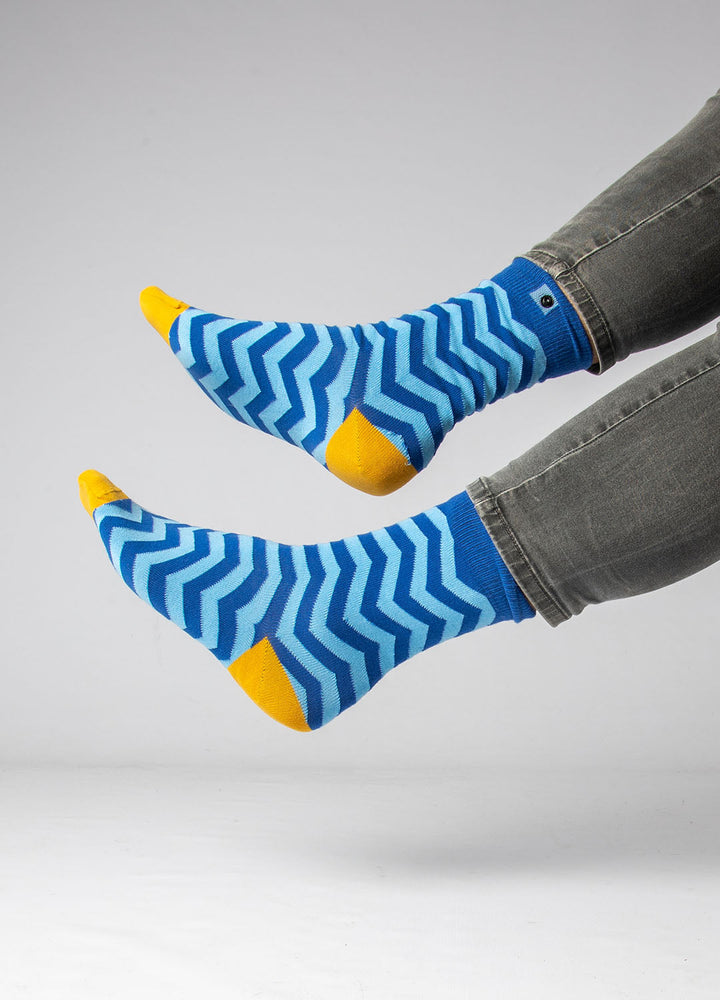 Blå strømper med gul hæl og tå 4