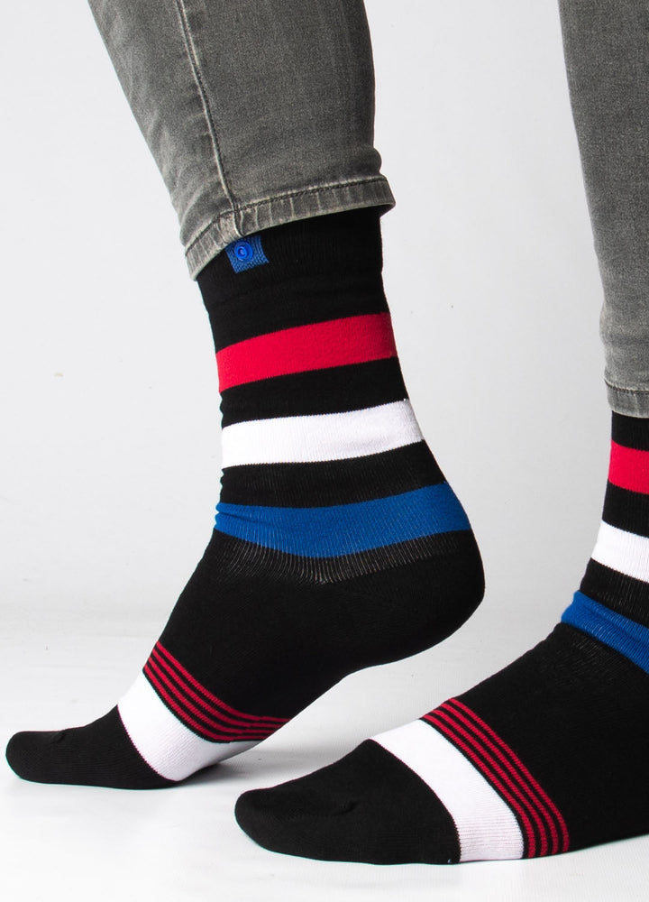 Sort strømpe med bredde striber kanppen