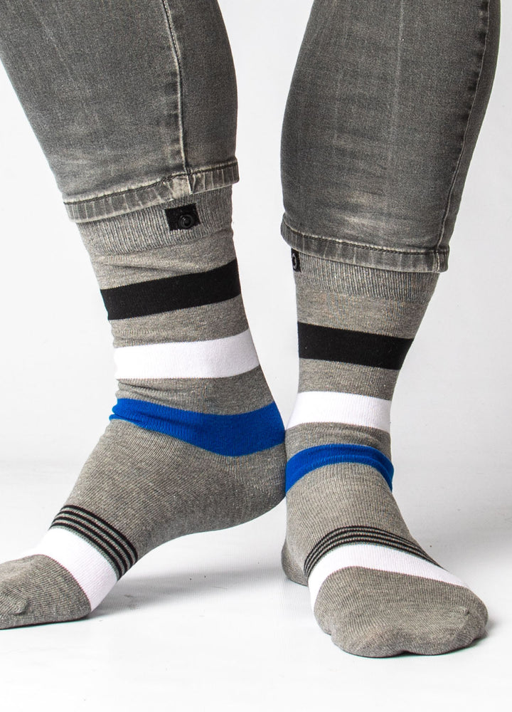 Grå strømpe med sorte, hvide og blå striber 5